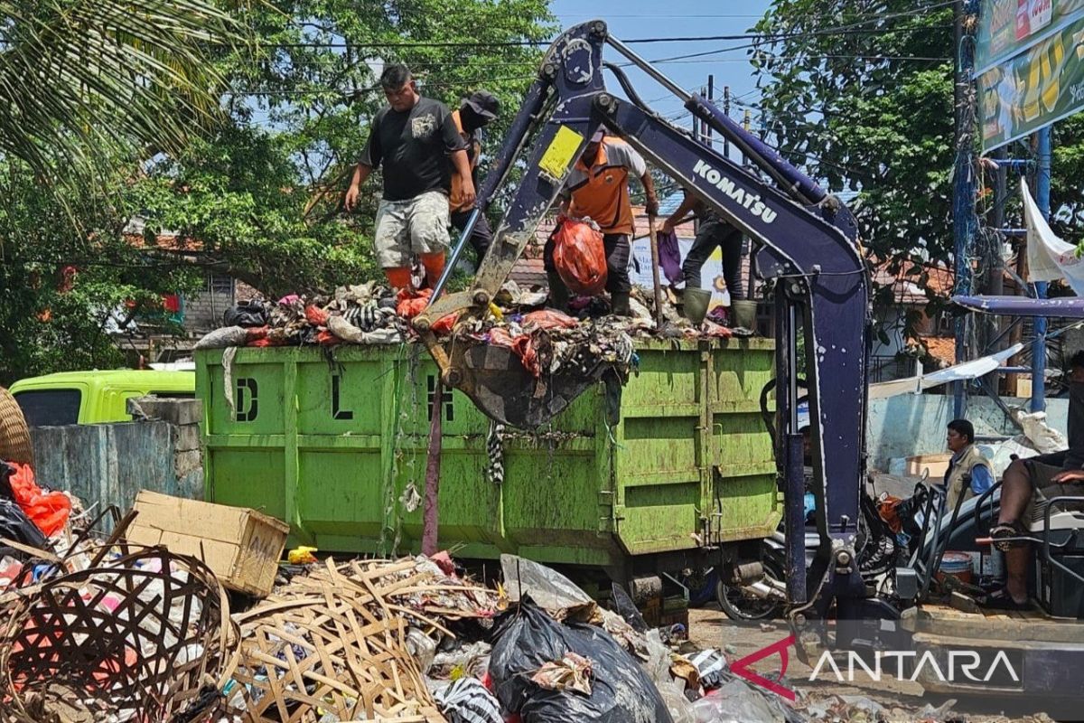 DLH Cianjur terjunkan 24 truk tangani sampah selama libur Lebaran