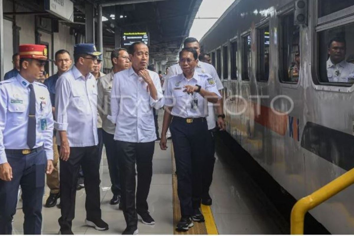 Jokowi mengunjungi Stasiun Pasar Senen