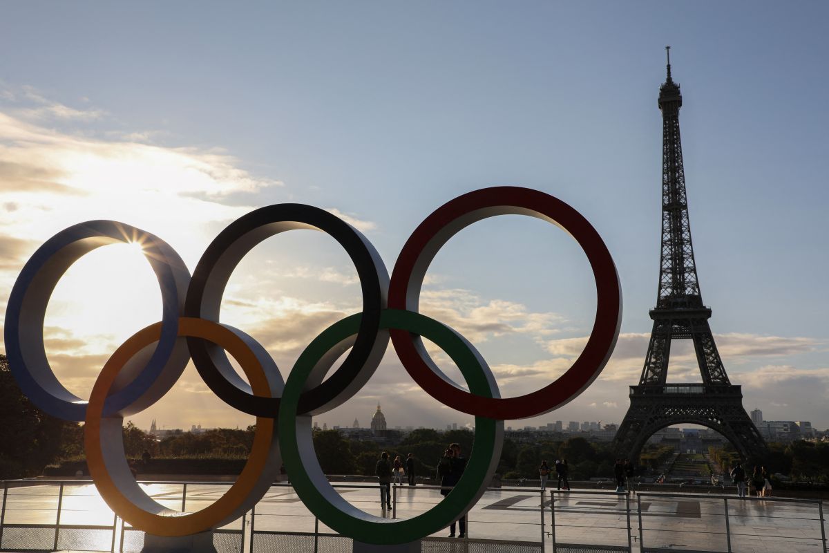 Cincin Olimpiade menghiasi Menara Eiffel selama Olimpiade 2024