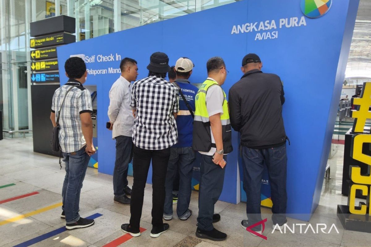 Bandara Kualanamu edukasi pemudik check-in mandiri