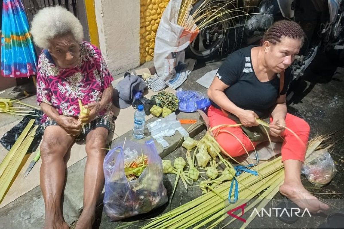 Jelang Idul Fitri 1445 H mama-mama Papua ramai menjual ketupat