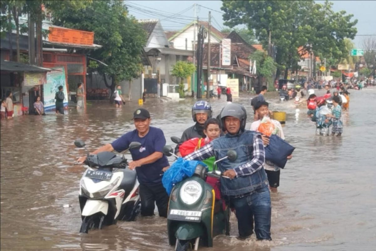 Jalan Kraton Pasuruan Jawa Timur lumpuh total akibat terendam banjir setinggi 50-60 centimeter