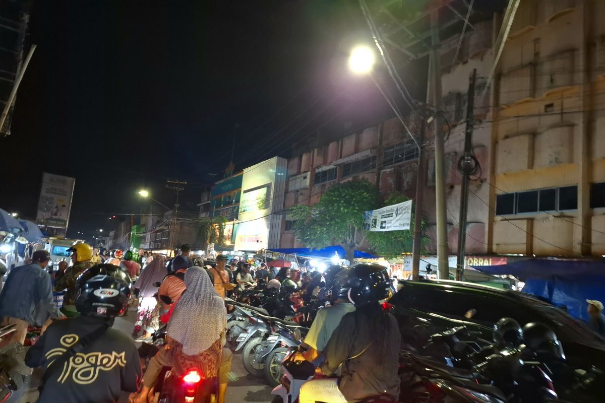 Malam takbiran warga Kota Bandarlampung padati pasar