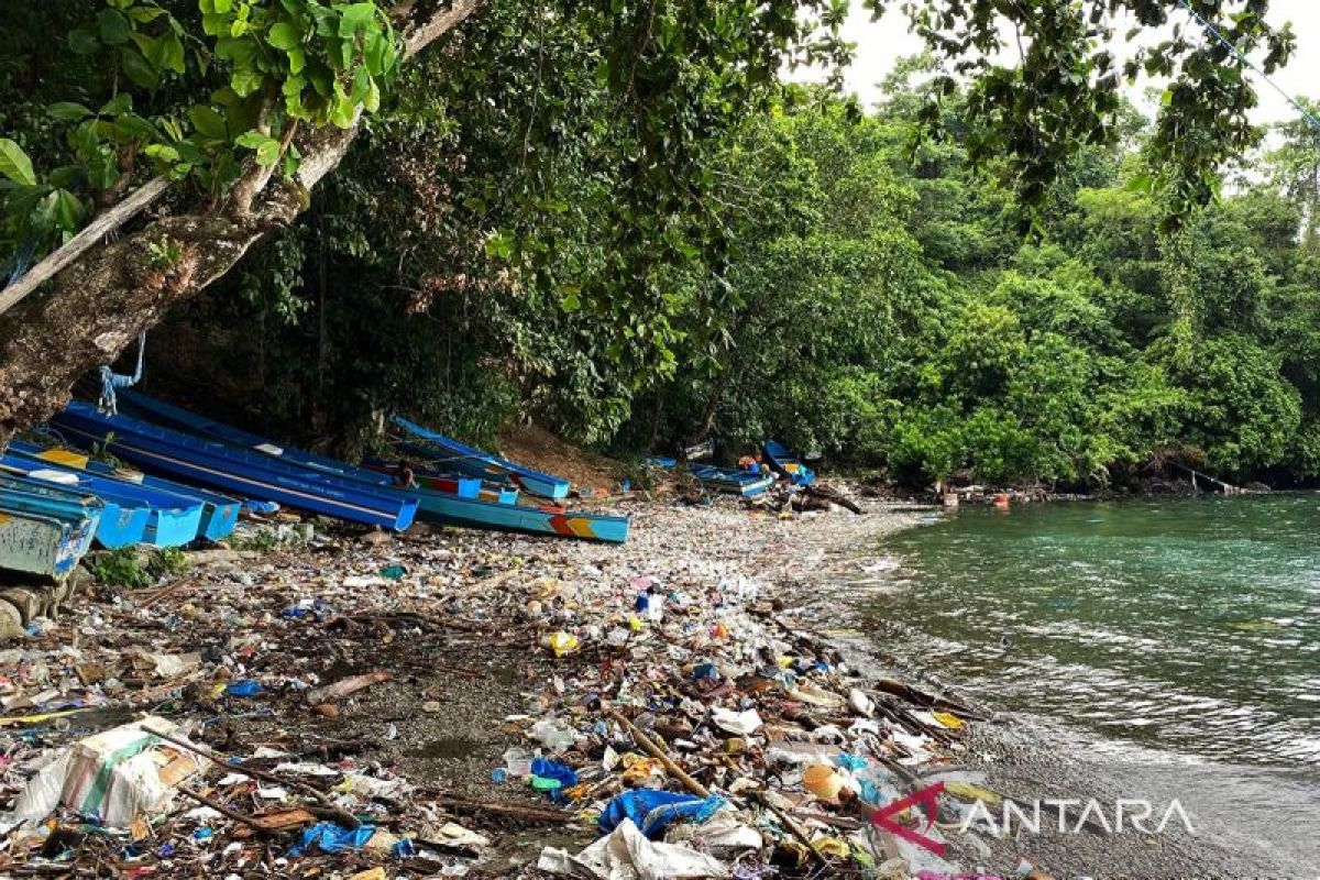 Aktivis serukan bawa tas jinjing hingga tumbler reduksi sampah plastik
