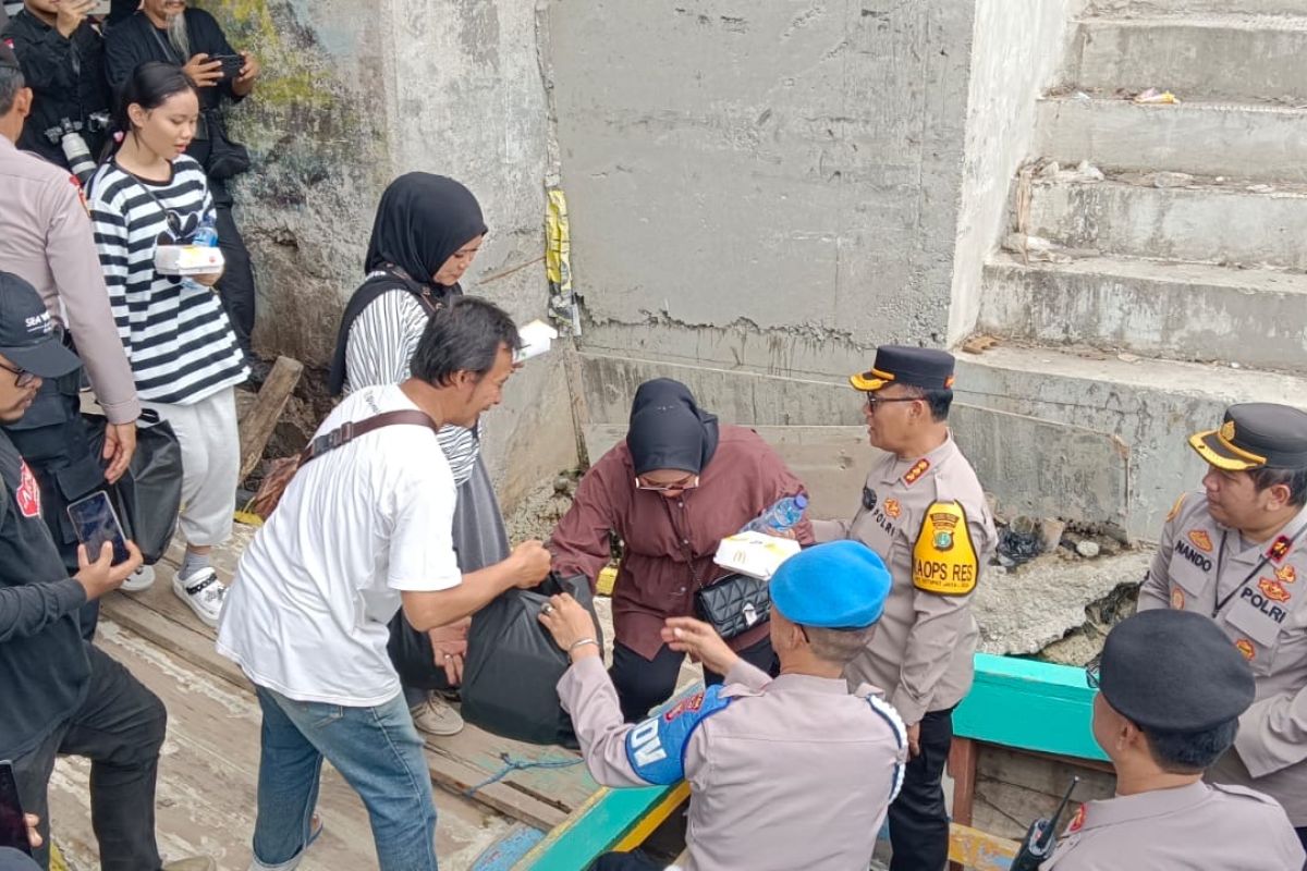 Polisi fasilitasi mudik gratis ke Muara Gembong Bekasi dengan perahu