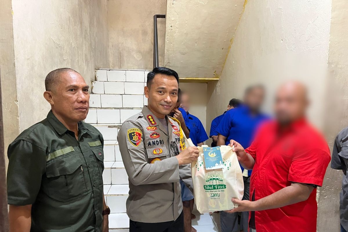 Polda Maluku beri bingkisan Idul Fitri kepada 22 tahanan di Rutan Tahti Polda