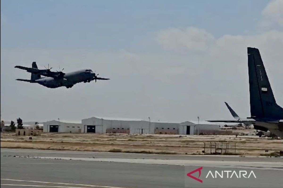 Hercules TNI AU C-130 J tiba di Lanut Halim usai misi kemanusiaan di Palestina