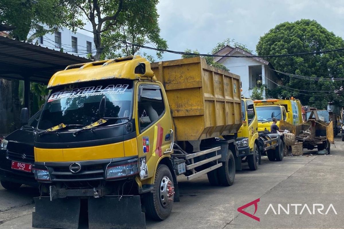 DLH Kota Bogor turunkan 128 armada truk pengangkut sampah saat libur Lebaran