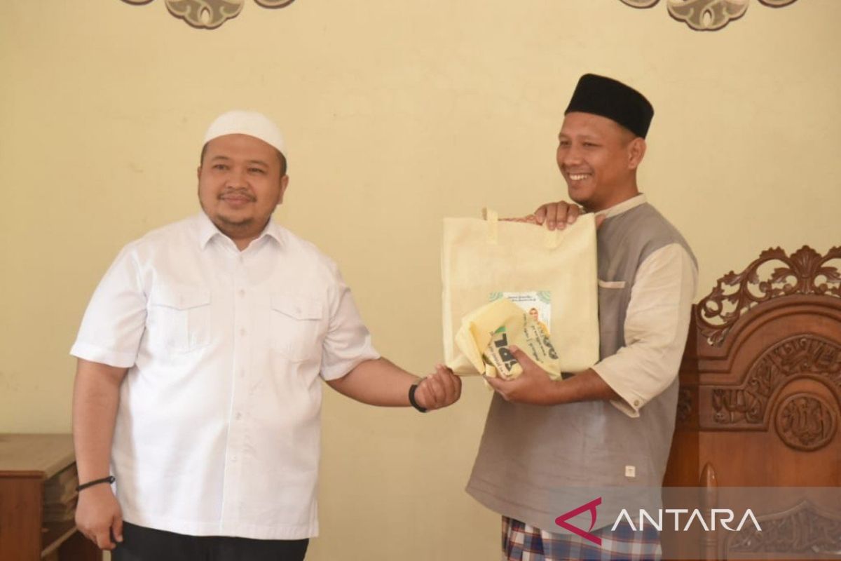 Sambil berziarah kubur, H-2 Lebaran Bupati Tapsel bagikan zakat mal ke Marancar