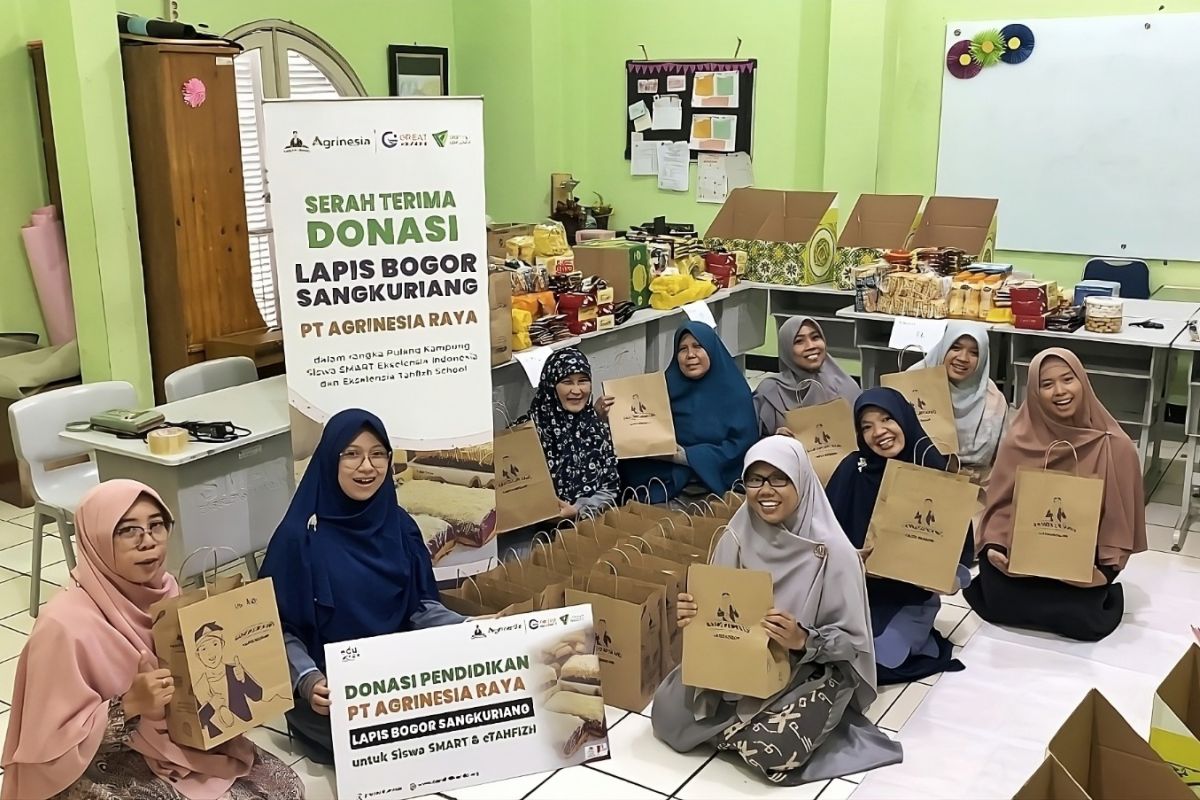PT Agrinesia Raya donasi 420 boks  kue Lapis Bogor kepada Dompet Dhuafa