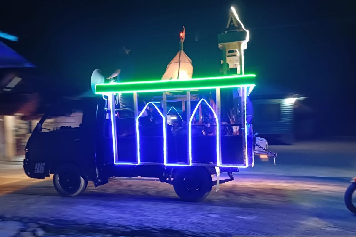 Pawai mobil hias meriahkan malam takbiran Idul Fitri di Karimun Kepri
