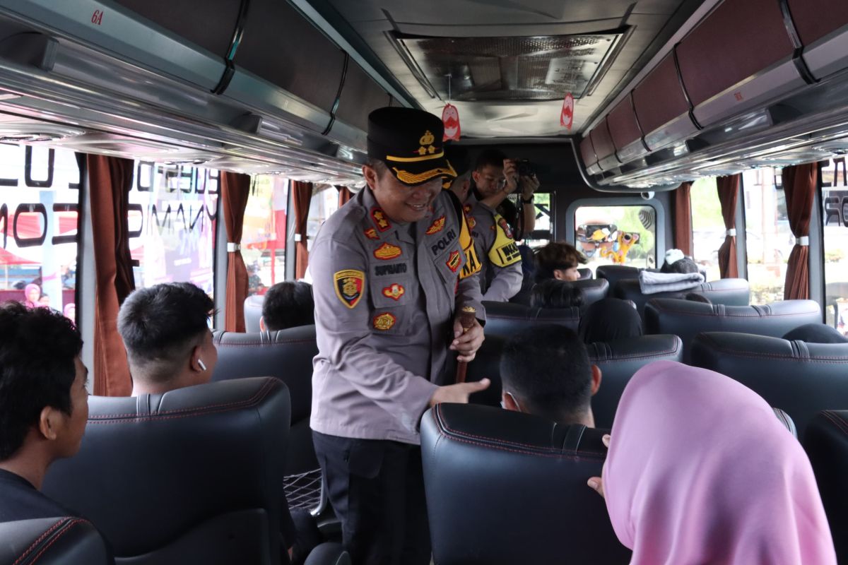 Polres Morowali berangkatkan sebanyak 74 peserta mudik gratis Polri Presisi