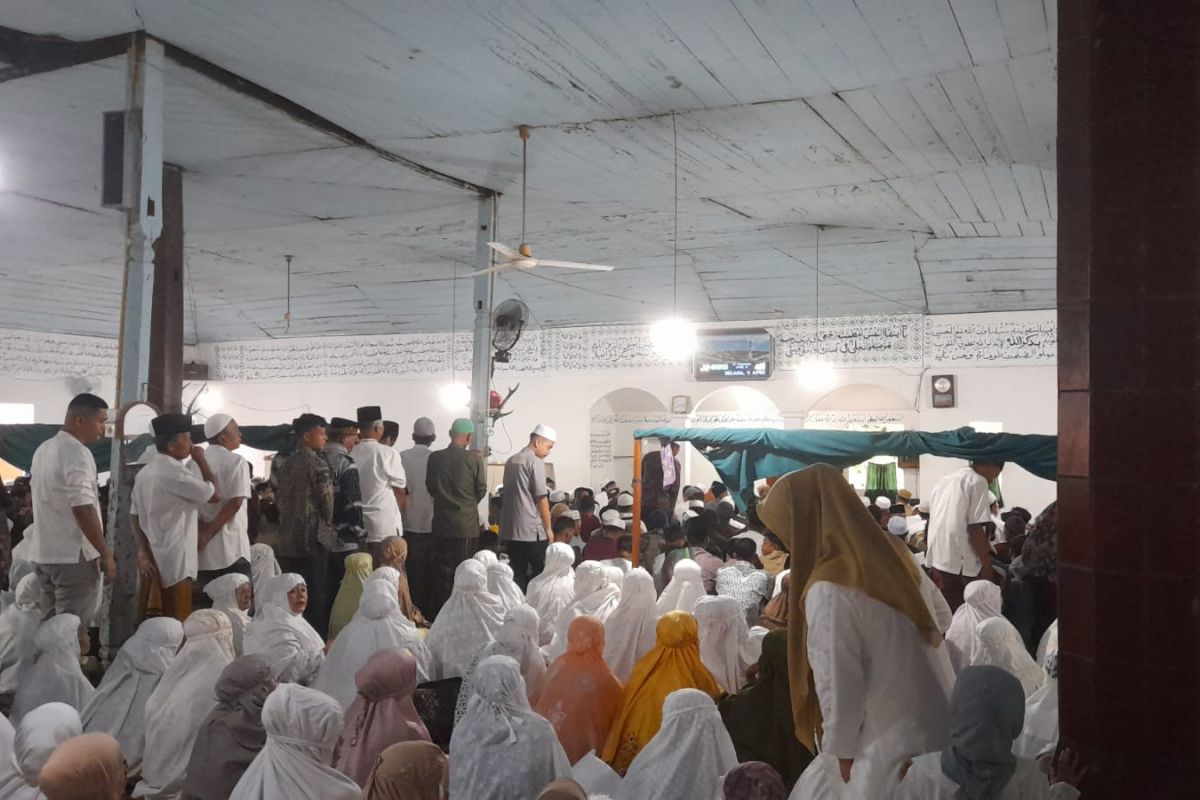 Jemaah Surau Lubuak Landua Pasaman Barat laksanakan shalat Idul Fitri