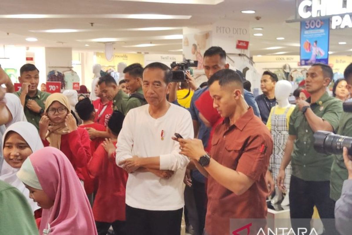 President Jokowi invites orphans to buy new clothing for Eid al-Fitr