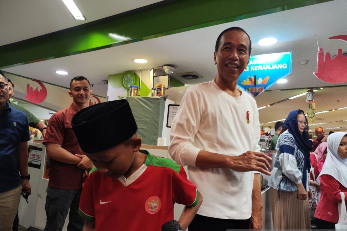 Presiden Jokowi antar 43 anak yatim belanja Lebaran di Atrium Senen