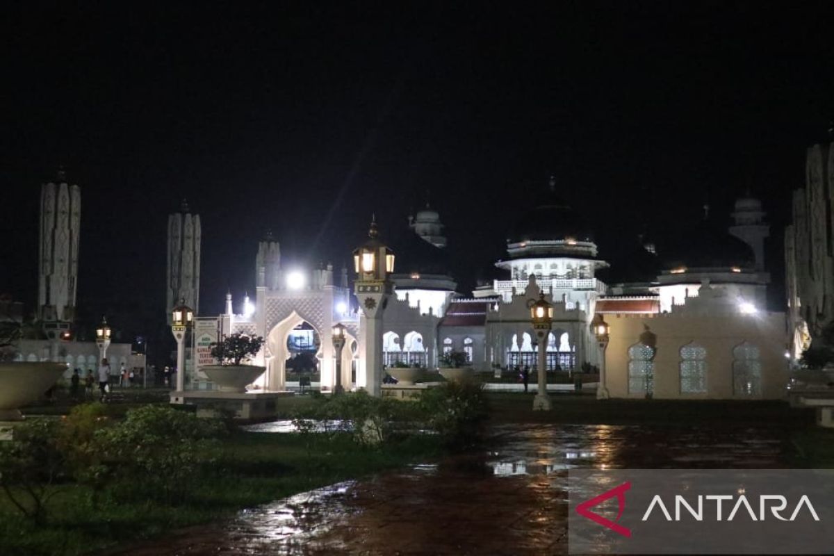 Hujan, shalat Idul Fitri kembali dipusatkan ke Masjid Raya Baiturrahman