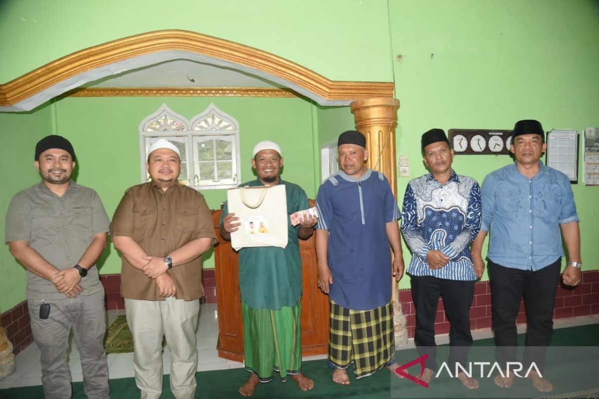 Di penghujung Ramadhan, Bupati Tapsel salurkan zakat mal di Sipirok
