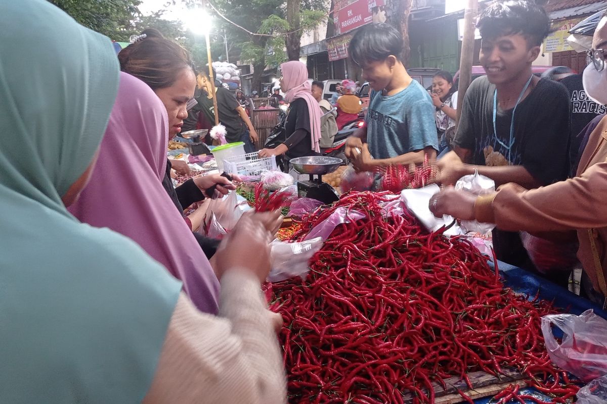 Jelang Lebaran, pasar tradisional di Lebak dipadati konsumen