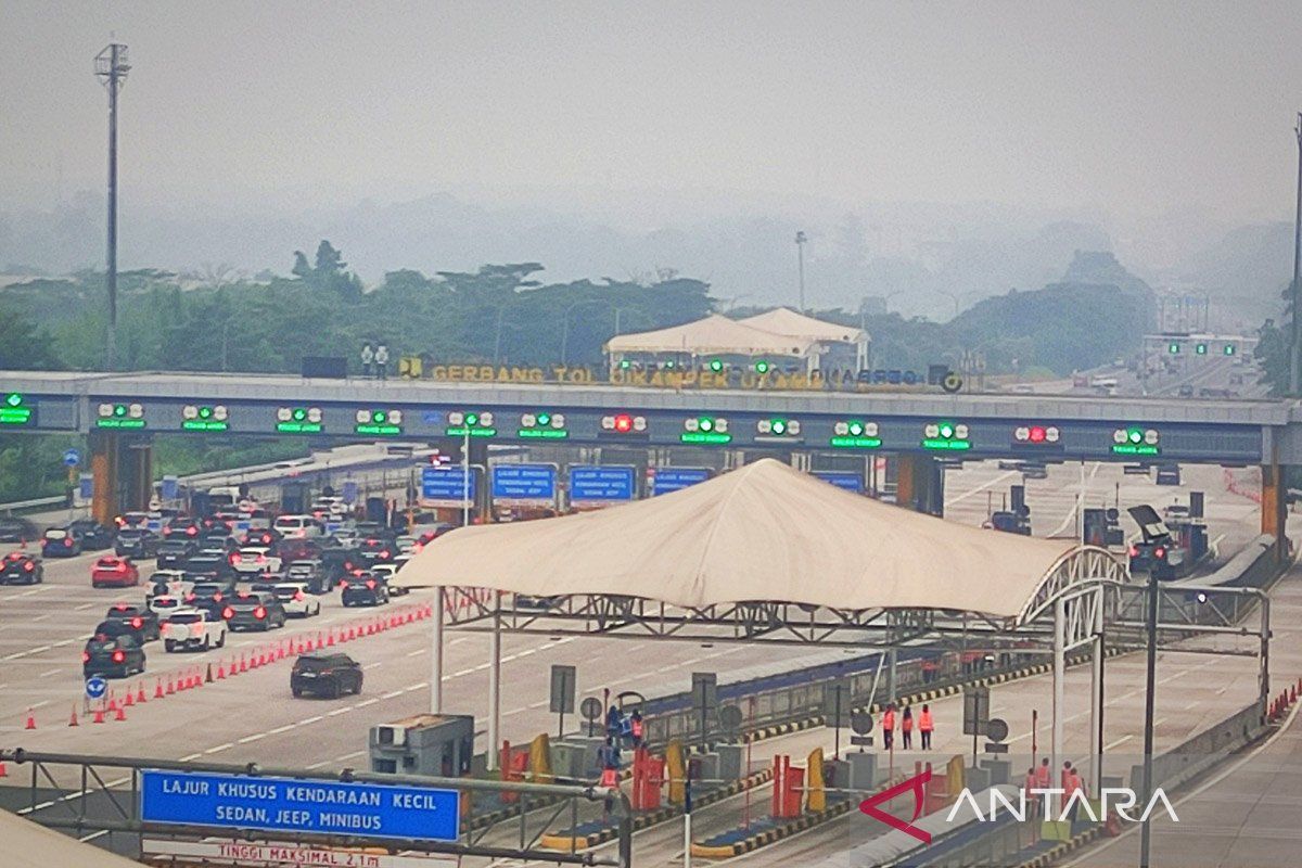 Pemudik jaga kecepatan tol Jakarta-Cikampek mendung berkabut