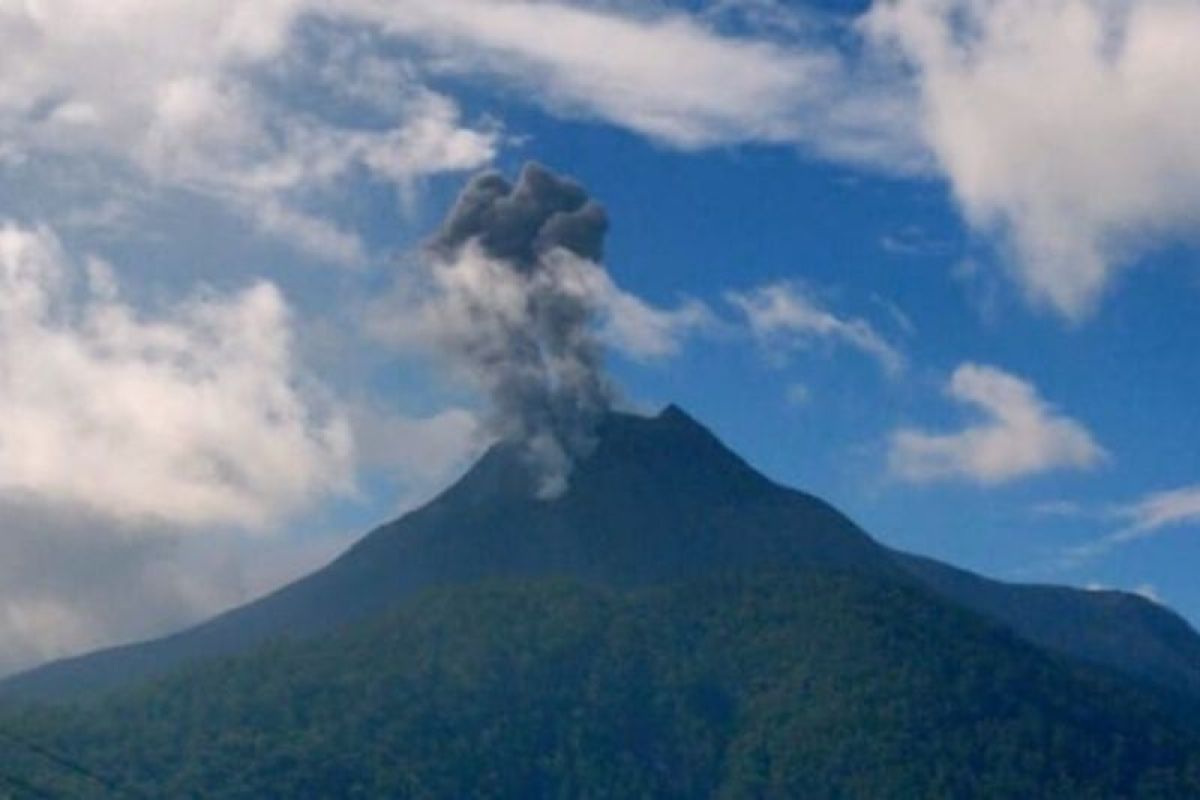 Jumat dini hari, Gunung Lewotobi kembali erupsi