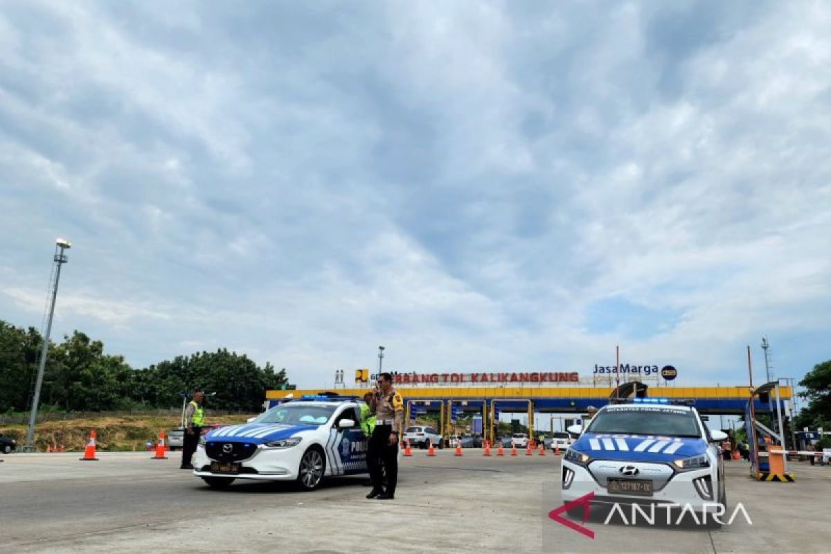 Arus kendaraan di gerbang Tol Kalikangkung kembali dibuka dua arah