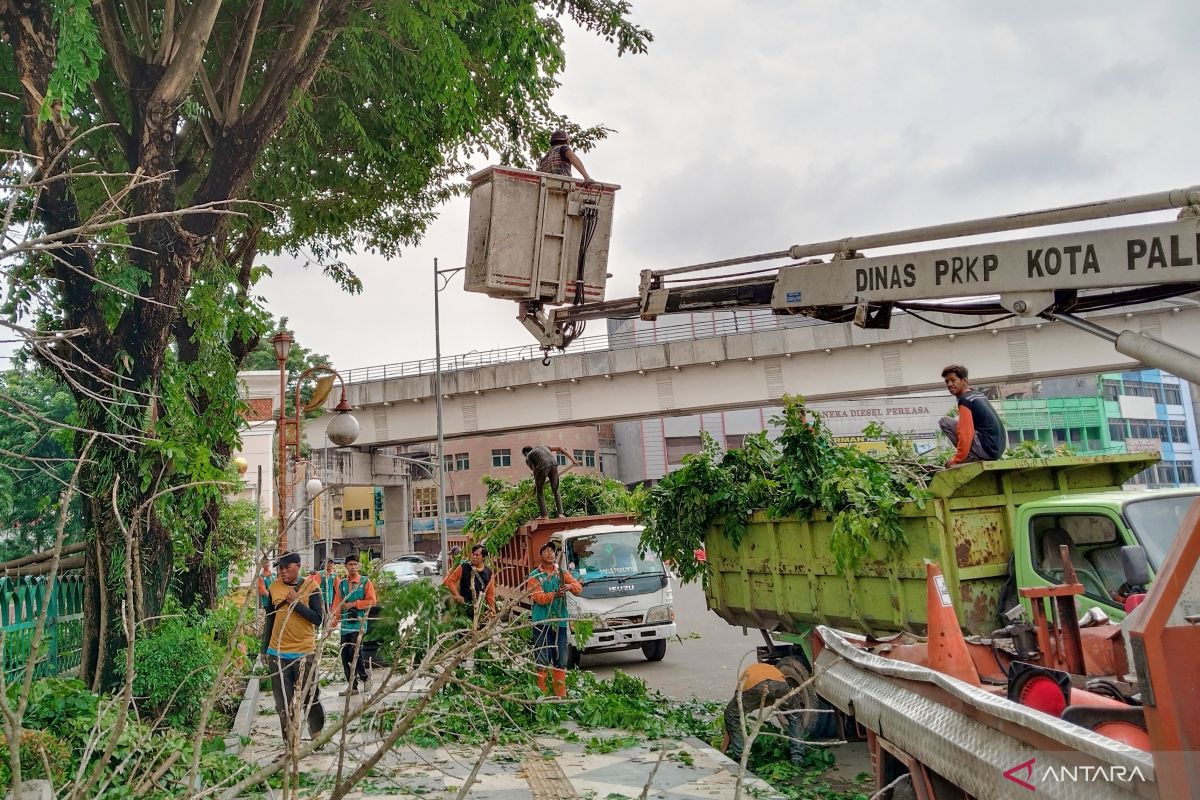 Pemkot Palembang  bersihkan Jembatan Ampera sambut Lebaran