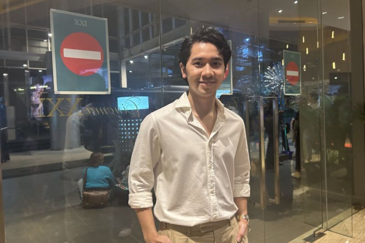 Emir Mahira berbusana khusus