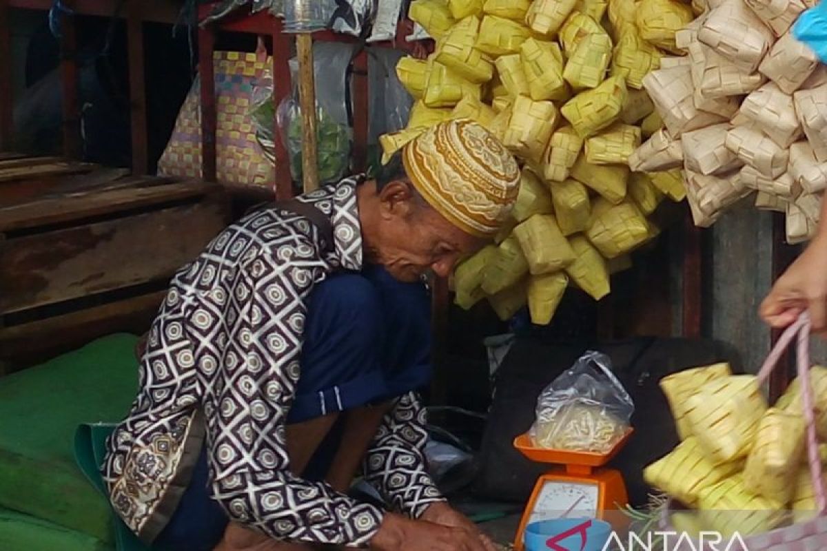 Permintaan bungkus ketupat  daun pandan di Palembang tinggi