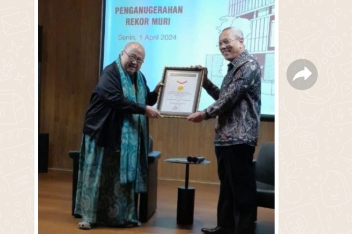 Prof Tjandra Yoga Aditama raih penghargaan rekor MURI penulis COVID-19terbanyak
