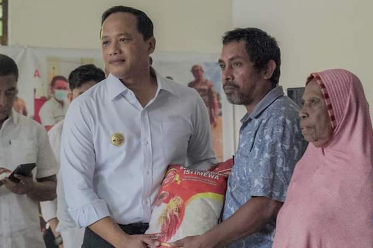 Gubernur Maluku berikan bantuan beras bagi anak yatim di Malra