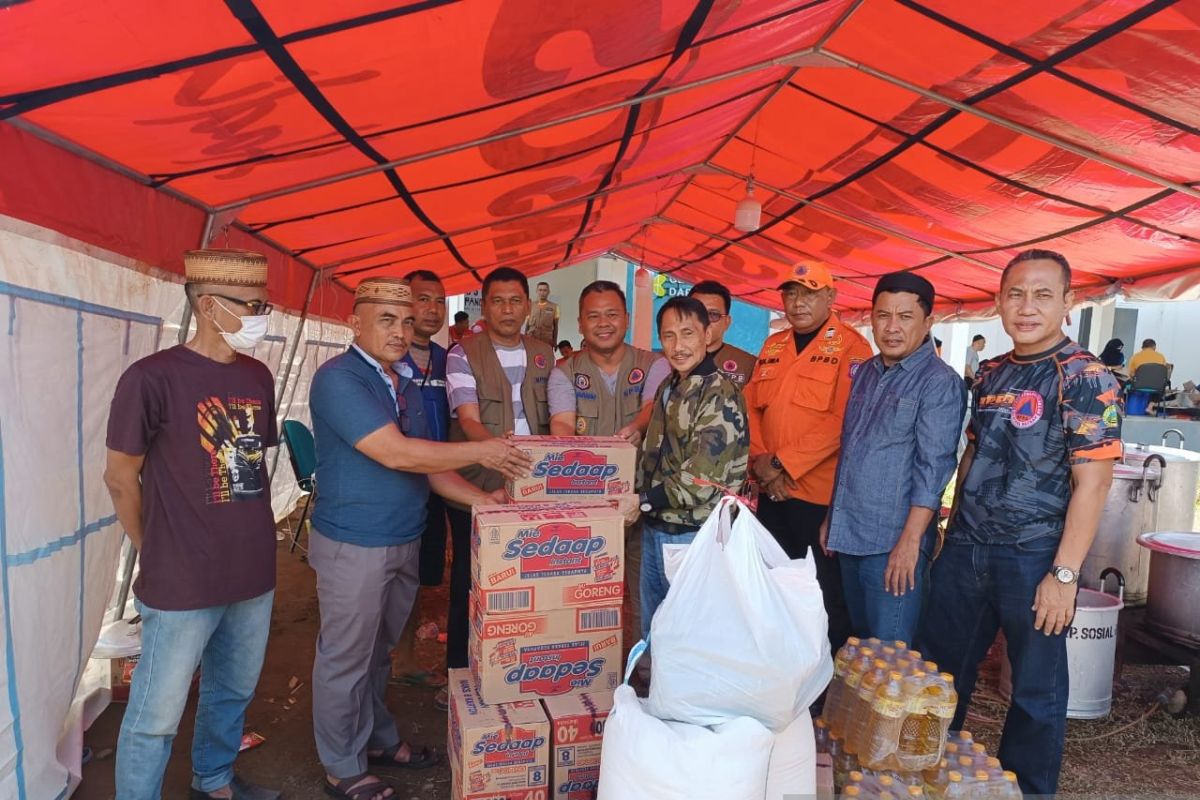 Bupati Gorontalo salurkan bantuan kepada korban banjir Tolinggula