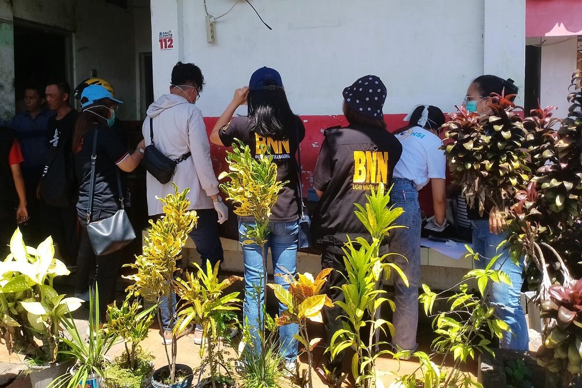 BNN Kota Manado laksanakan tes urine sopir bus angkut penumpang mudik