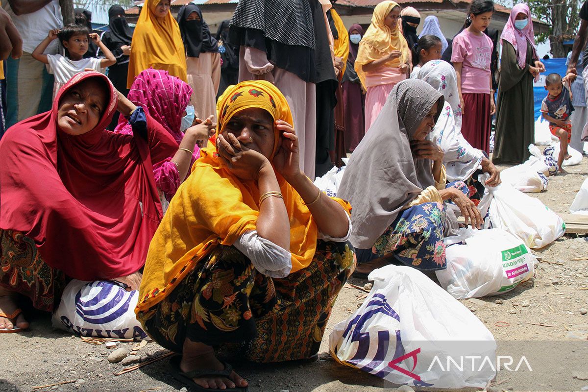 FOTO - Paket lebaran etnis Rohingya