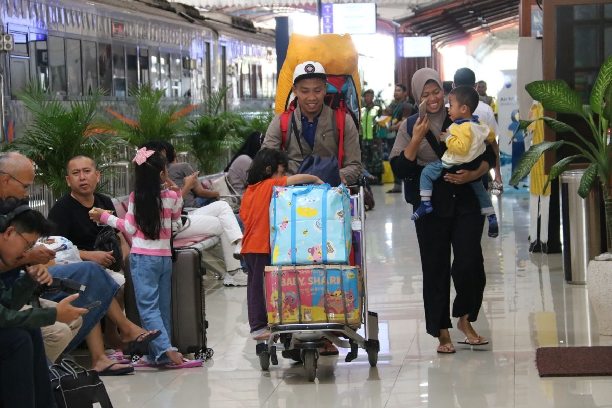 Sebanyak 10.488 pemudik tiba di Stasiun Daop Madiun pada H-1 Lebaran
