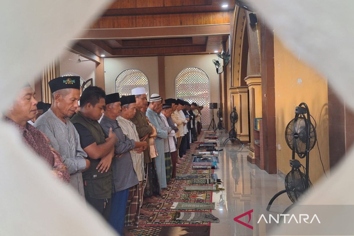Kepala OIKN Salat Ied berbaur dengan masyarakat di Masjid Darussalam