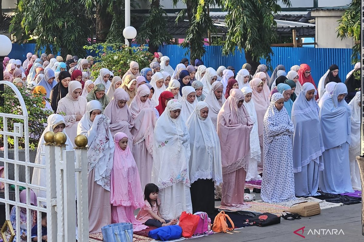 Jamaah resmi melaksanakan salat Idul Fitri di Masjid Sunda Kalapa