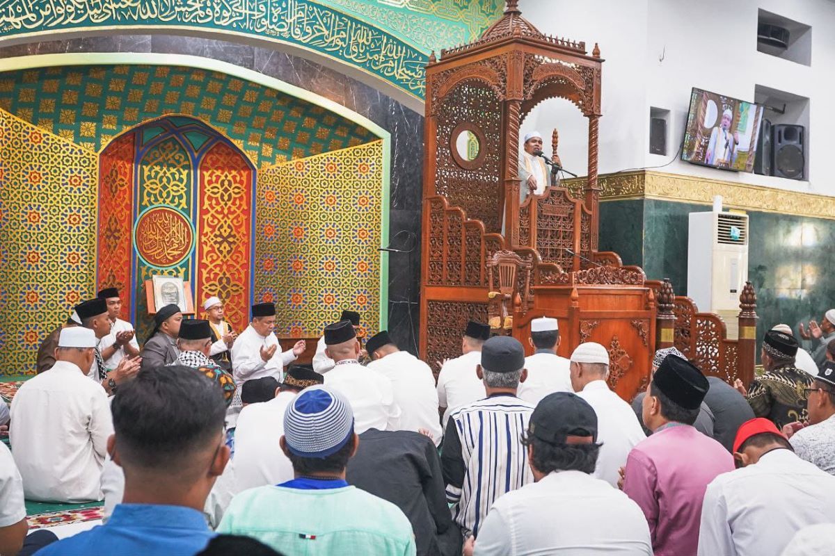 Penjabat Gubernur Riau sholat Idul Fitri di Masjid Raya Annur