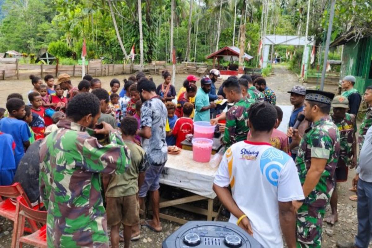 Yonif 122/TS berbagi makanan gratis kepada warga perbatasan RI-PNG