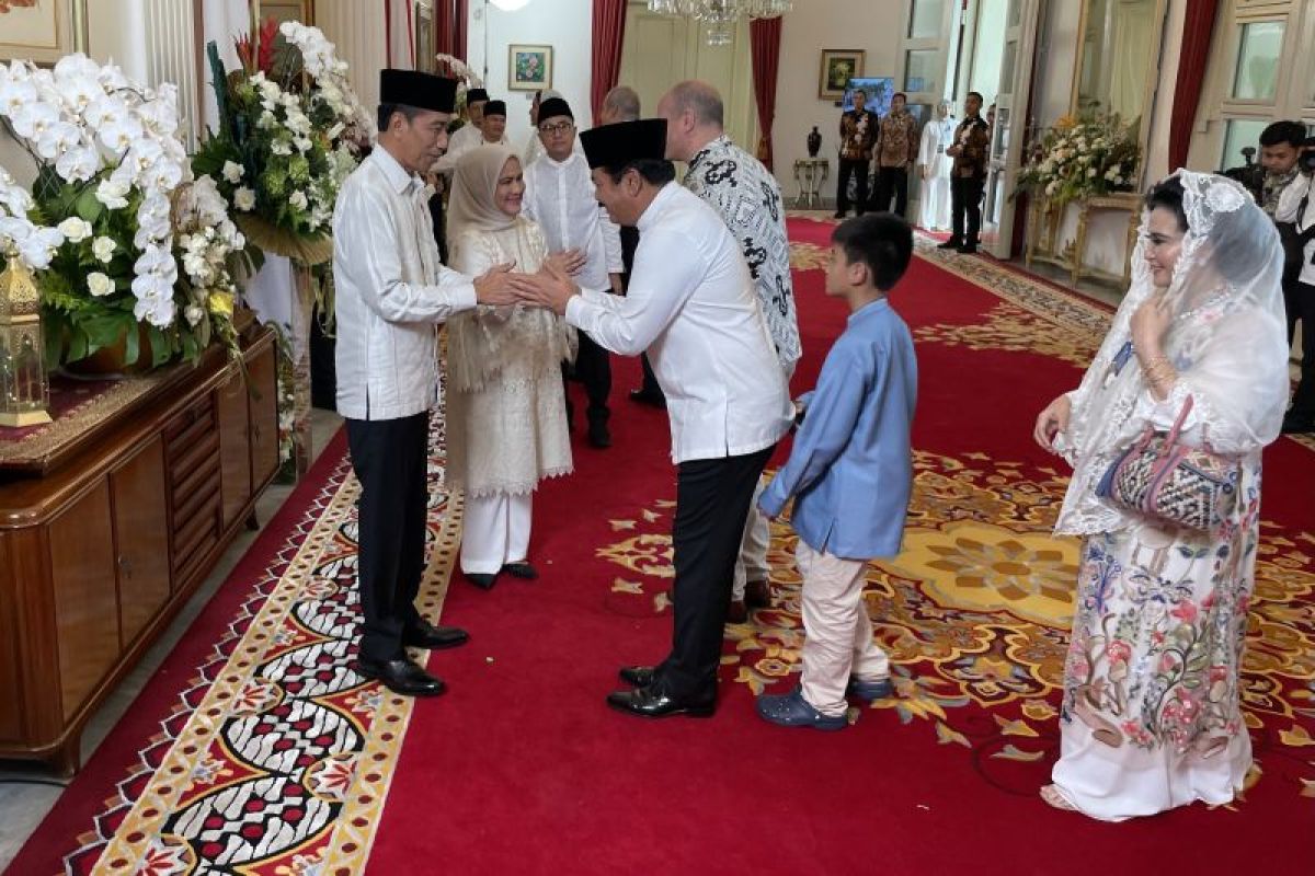 Jokowi sambut para tamu peserta "open house" di Istana