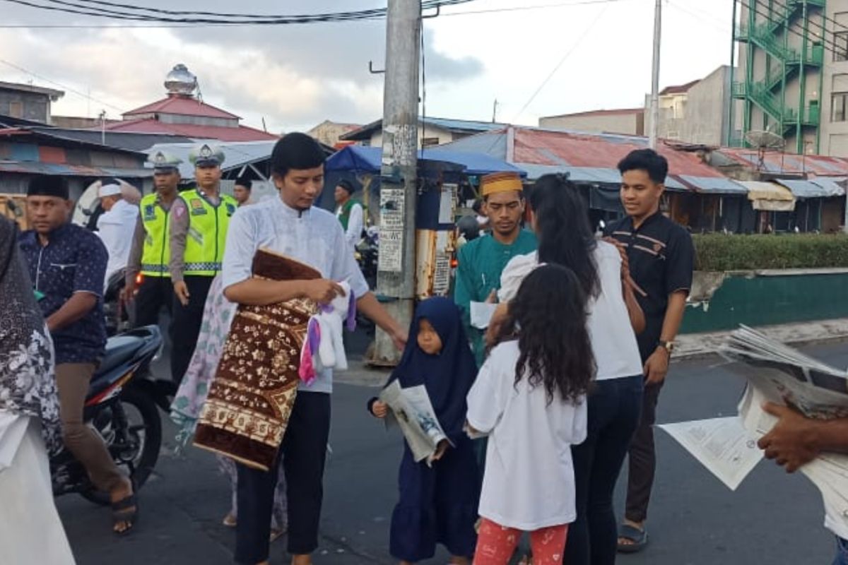 AMGPM Ternate bagikan koran ke jamaah shalat Ied