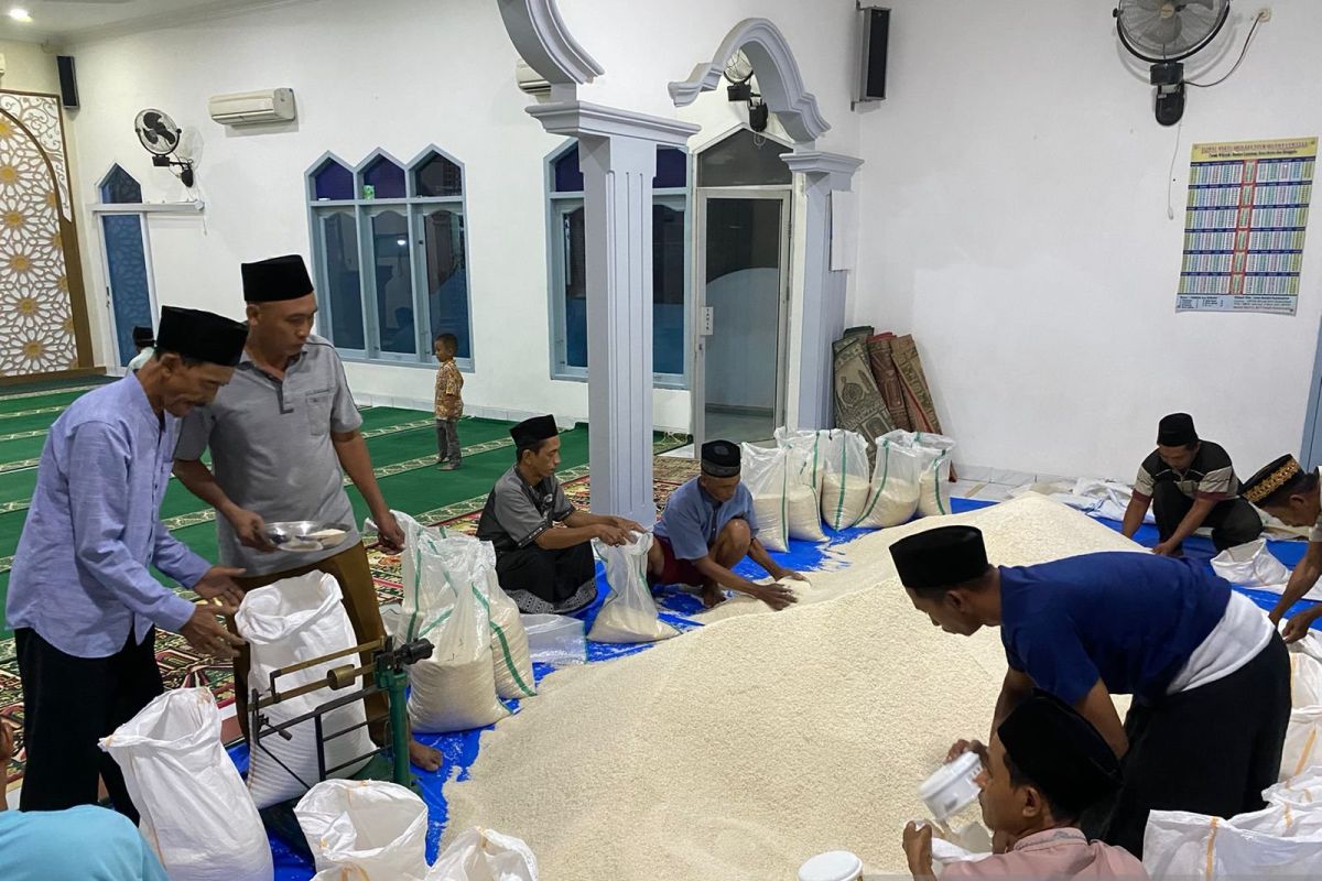 Masjid Baitul Mutaqin bagikan 2,1 ton beras dan uang Rp23 juta ke warga
