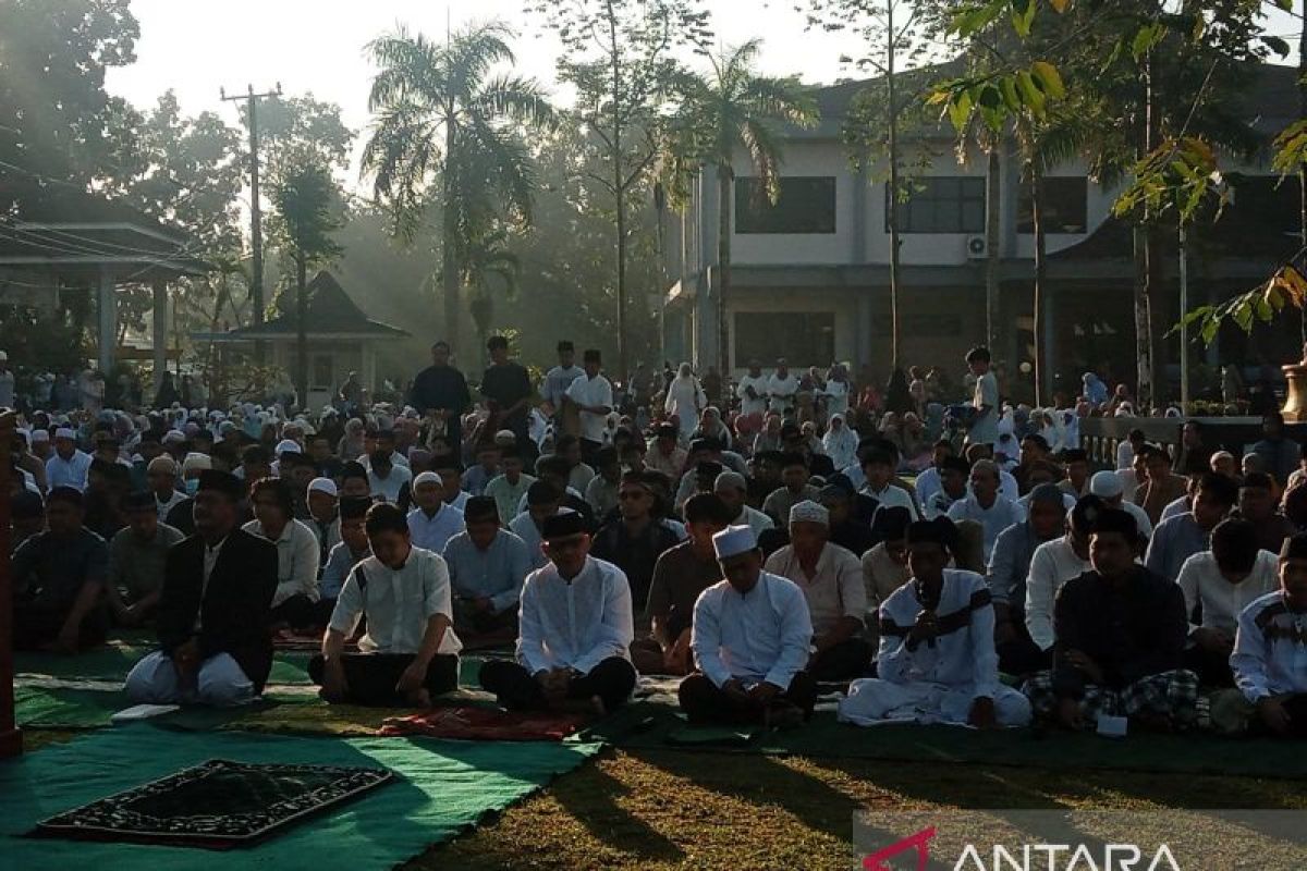 Pj Bupati Belitung shalat Idul Fitri 1445 Hijriah bersama ratusan masyarakat