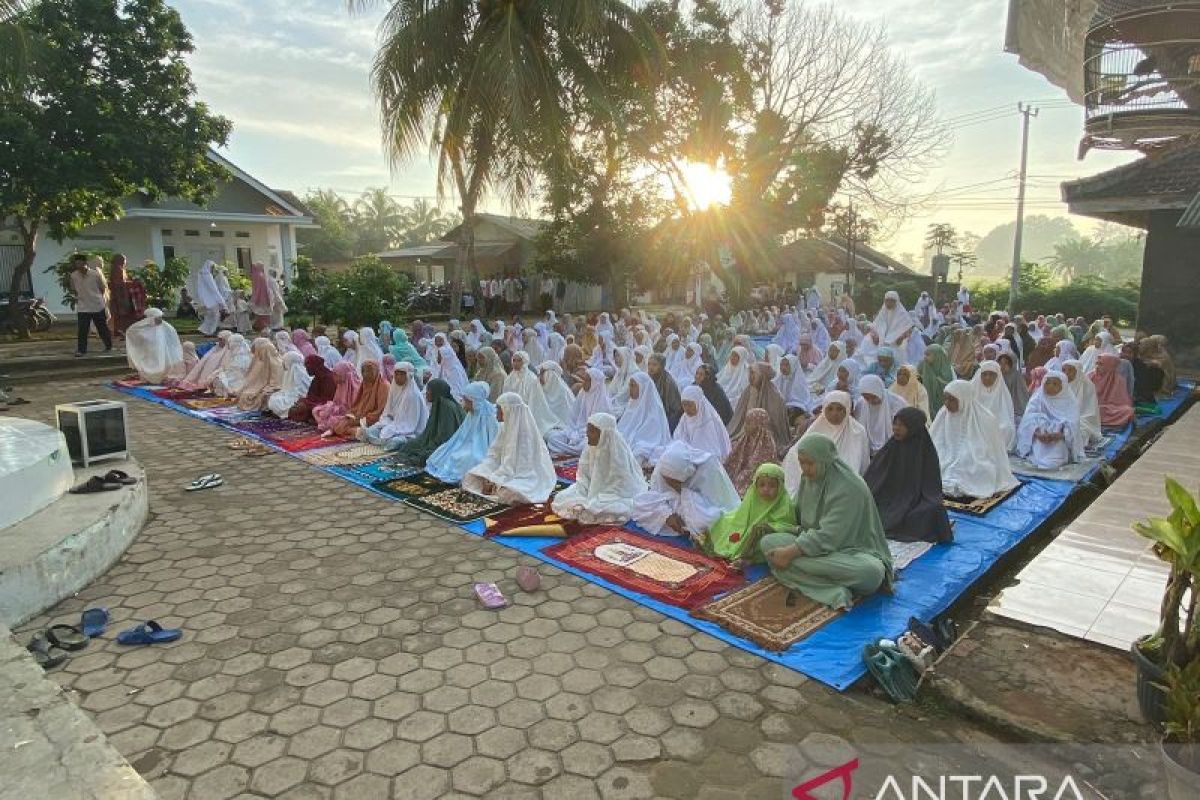 Ratusan masyarakat laksanakan Shalat Idul Fitri di Masjid Baitul Mutaqin