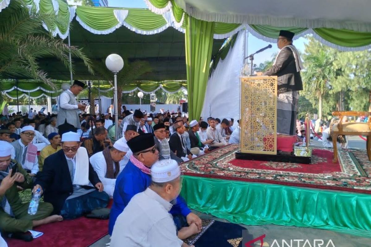 Pj Wako Pangkalpinang bersama ribuan masyarakat sholat ied perdana di Masjid Agung Kubah Timah