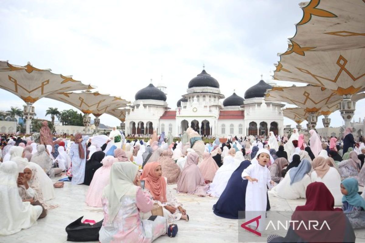 Jamaah shalat Idul Fitri di Masjid Raya Baiturrahman tumpah hingga ke taman