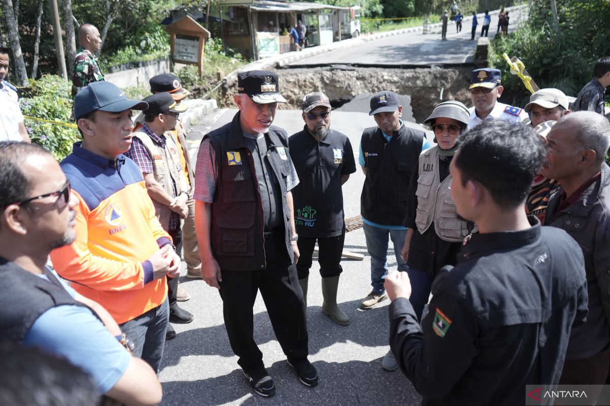 Sehari Menjelang Lebaran, Gubernur Mahyeldi Hilir-Mudik Meninjau Lokasi Terdampak Bencana di Sejumlah Kabupaten/Kota di Sumbar