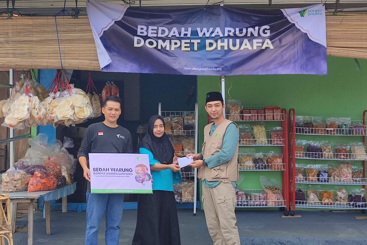 Bahagianya Sumartini saat warungnya diperbaiki Dompet Dhuafa Lampung
