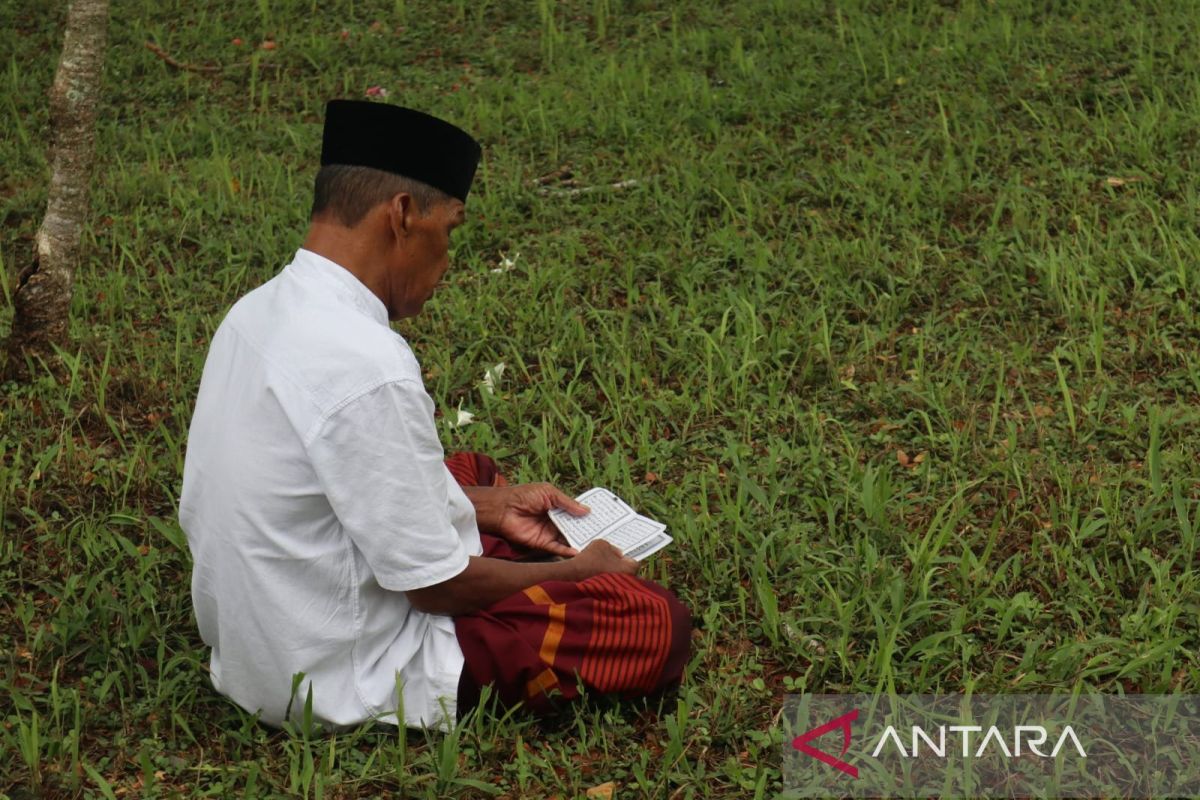 Kuburan massal korban tsunami Aceh dipadati peziarah pada Idul Fitri