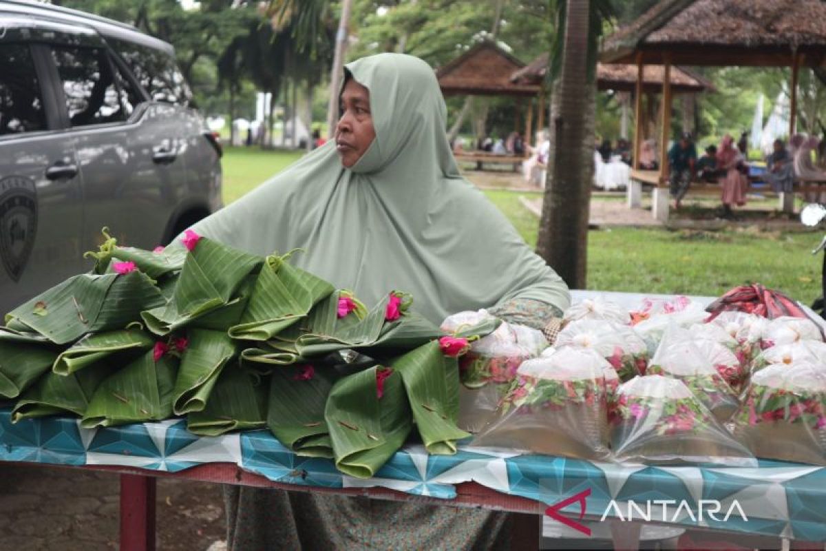 Bunga tabur di kuburan massal Tsunami Aceh laris manis saat Lebaran