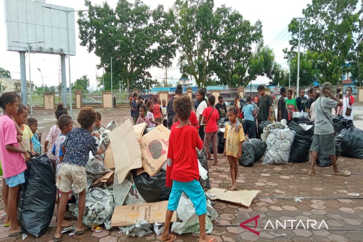 PHBI Mimika: 50 anak Papua gotong royong bersihkan tempat shalat id
